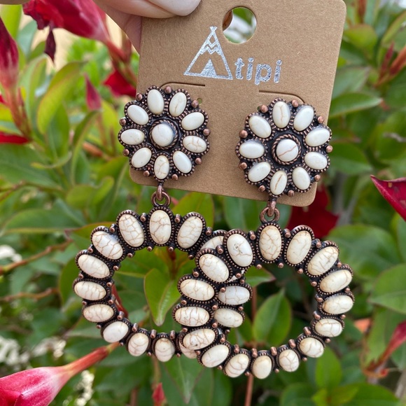 Circle white marble squash blossom earrings - Picture 1 of 1